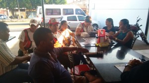 Trabalhadores conhecem o Jornal do Sindehotéis e ouvem as explicações dos diretores sindicais.