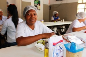 Honorina Nascimento, auxiliar de cozinha, feliz com o acordo.
