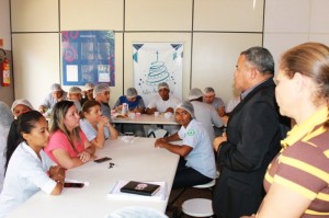 Presidente do Sindehotéis falando e sendo observado pelos trabalhadores e pela representantes da Empresa MASAN.