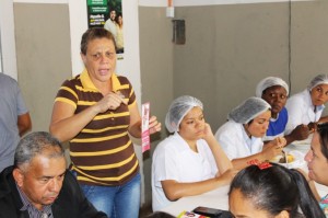 Diretora Social, Maria Raimunda conversa com os trabalhadores.