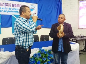 Fisioterapeuta interage com o presidente do Sindehotéis.